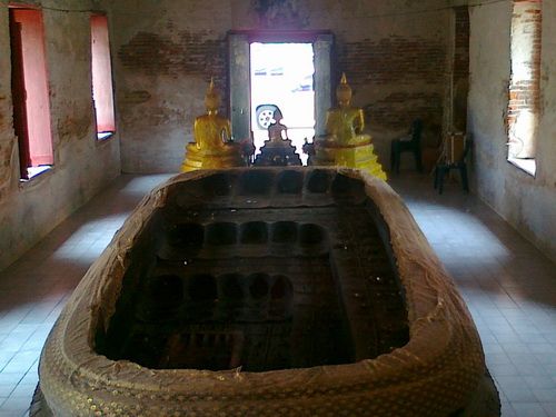 รอยพระพุทธบาทวัดคู้สนามจันทร์